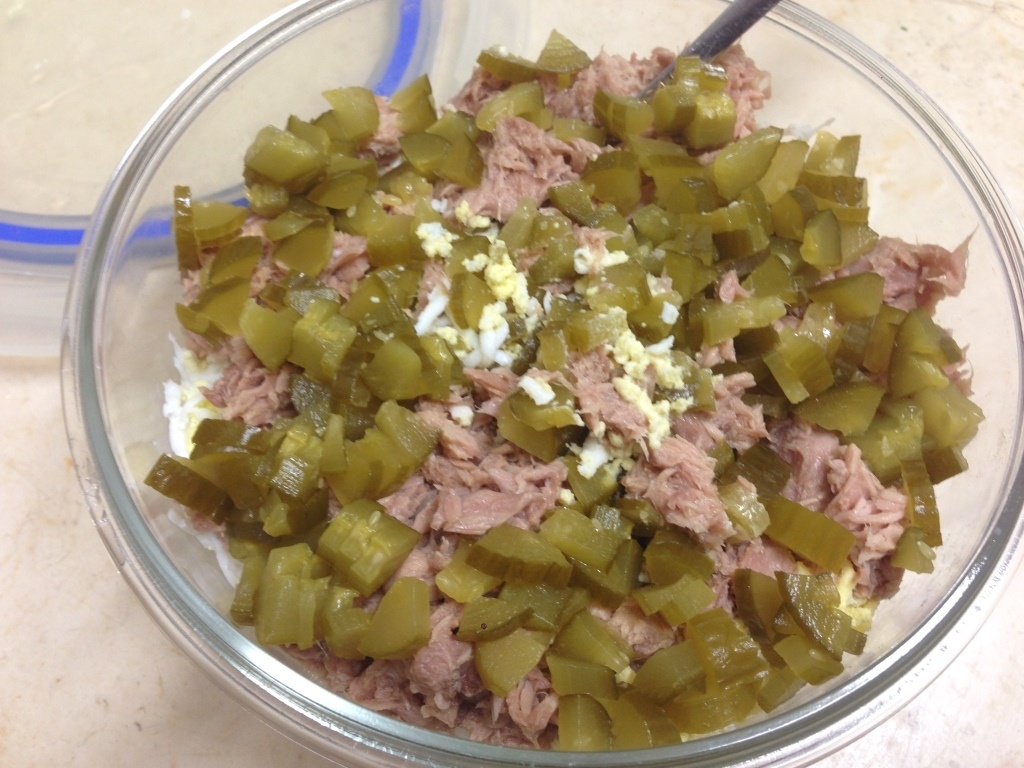 Салат с тунцом и яйцами