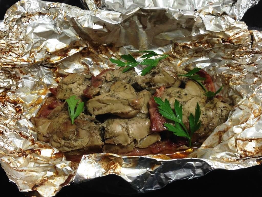 Запеченная куриная печень с колбасой