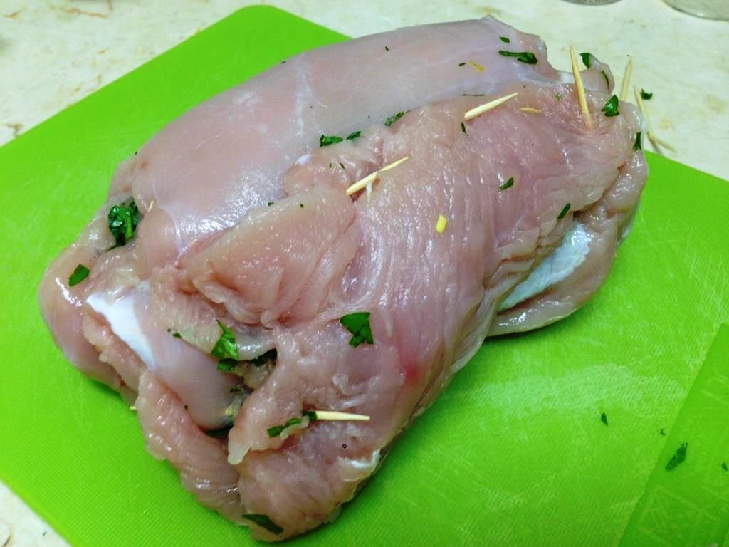 Запеченная индюшиная грудка, фаршированная петрушкой и чесноком