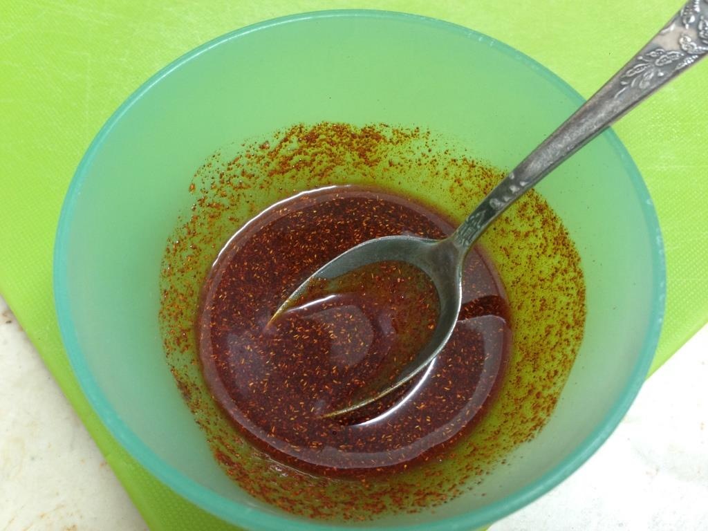 Запеченная индюшиная грудка, фаршированная петрушкой и чесноком