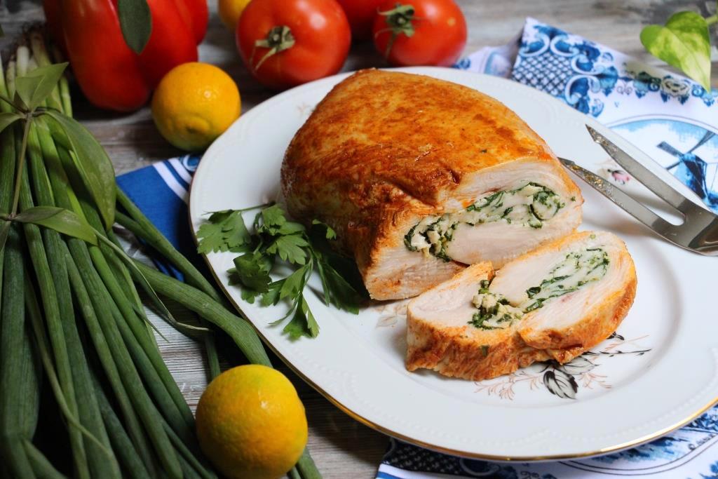 Запеченная индюшиная грудка, фаршированная петрушкой и чесноком Запеченная индюшиная грудка, фаршированная петрушкой и чесноком