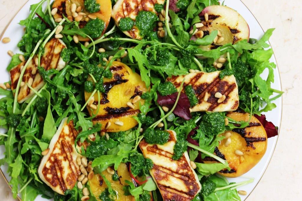 Салат с персиками и халуми на гриле