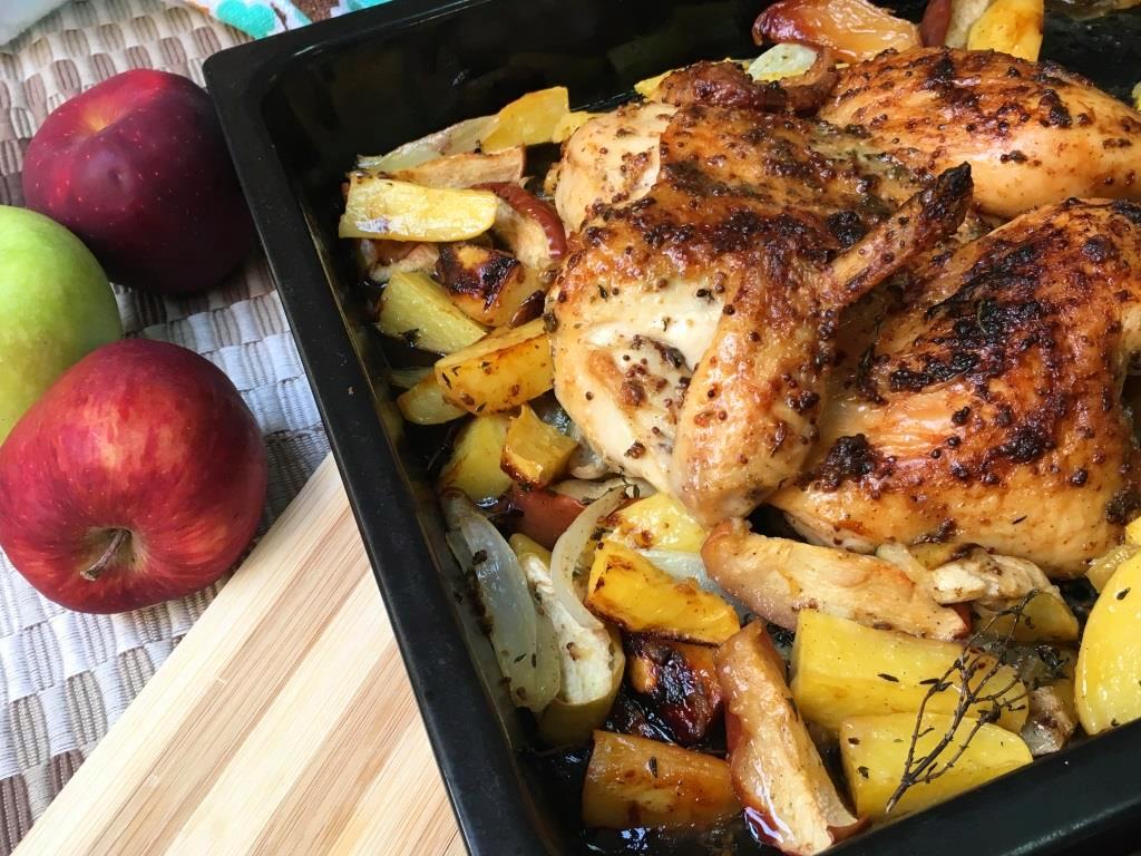 Курица, запеченная с яблоками и картофелем