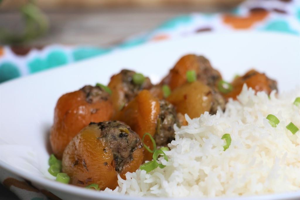 Курага, фаршированная мясом в лимонном соусе