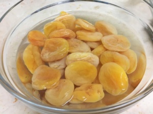 Курага, фаршированная мясом в лимонном соусе