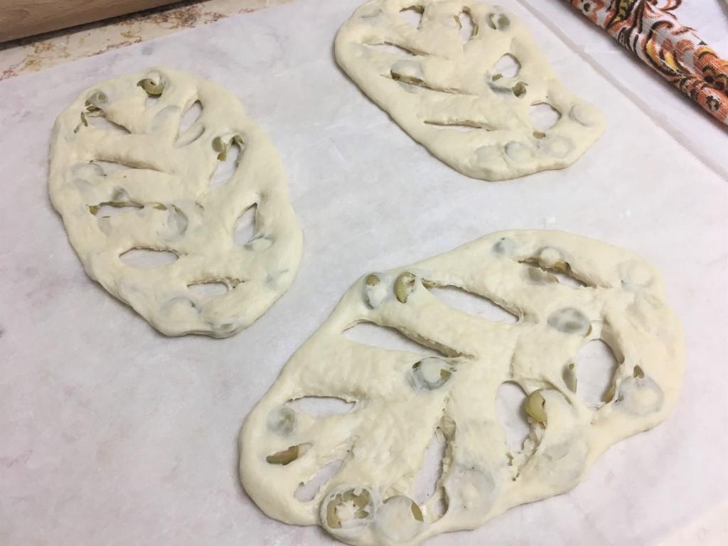Фугасс, француская лепешка с оливками и пармезаном