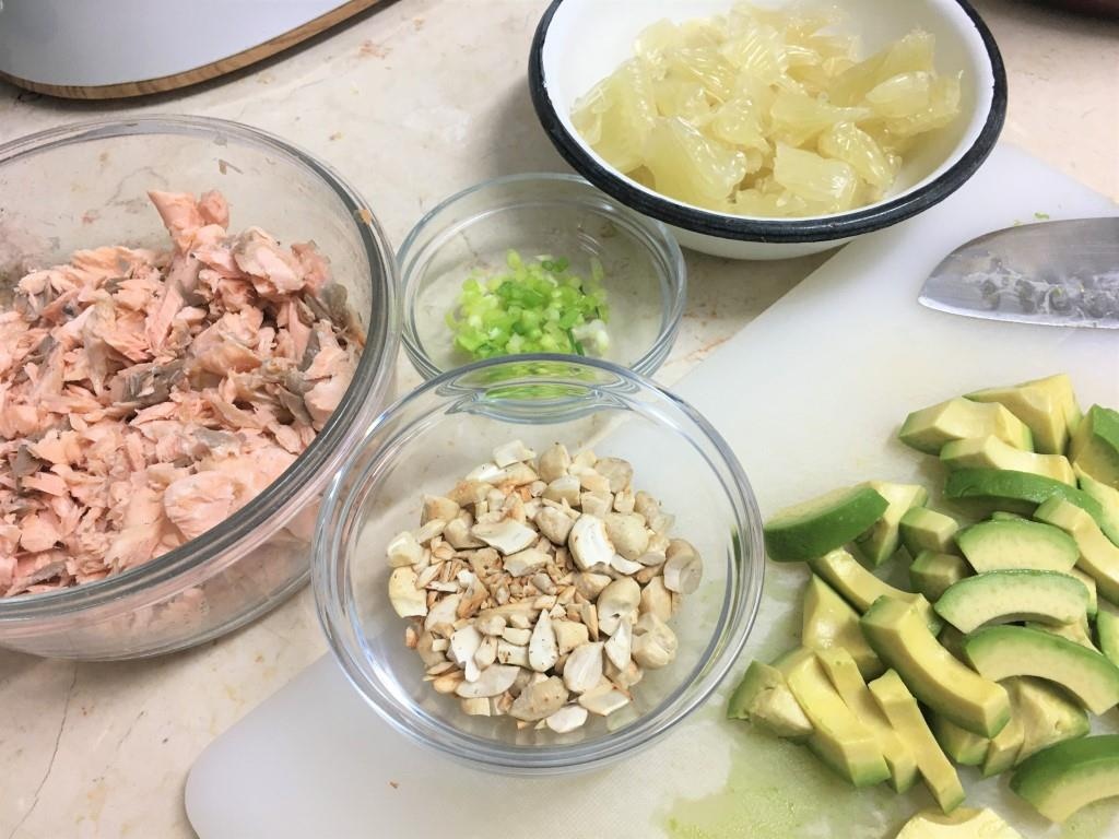 Салат с лососем, помело и авокадо