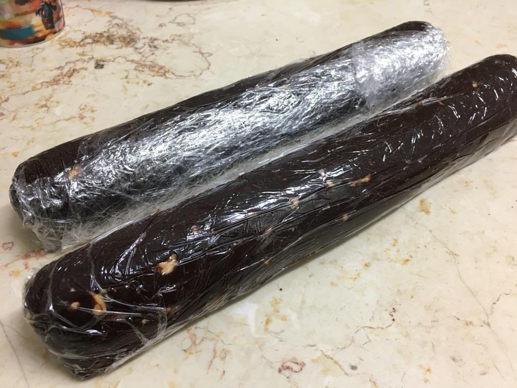 Шоколадное печенье с фундуком и солью