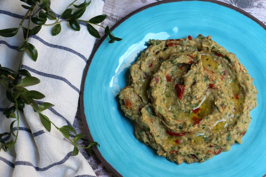 Салат из запеченных баклажанов и сладкого перца