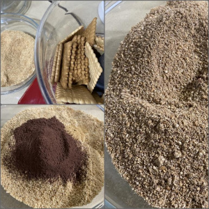 В чаше кухонного комбайна измельчаем печенье