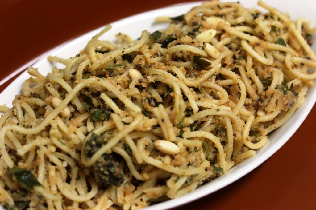 Спагетти с пастой из оливок