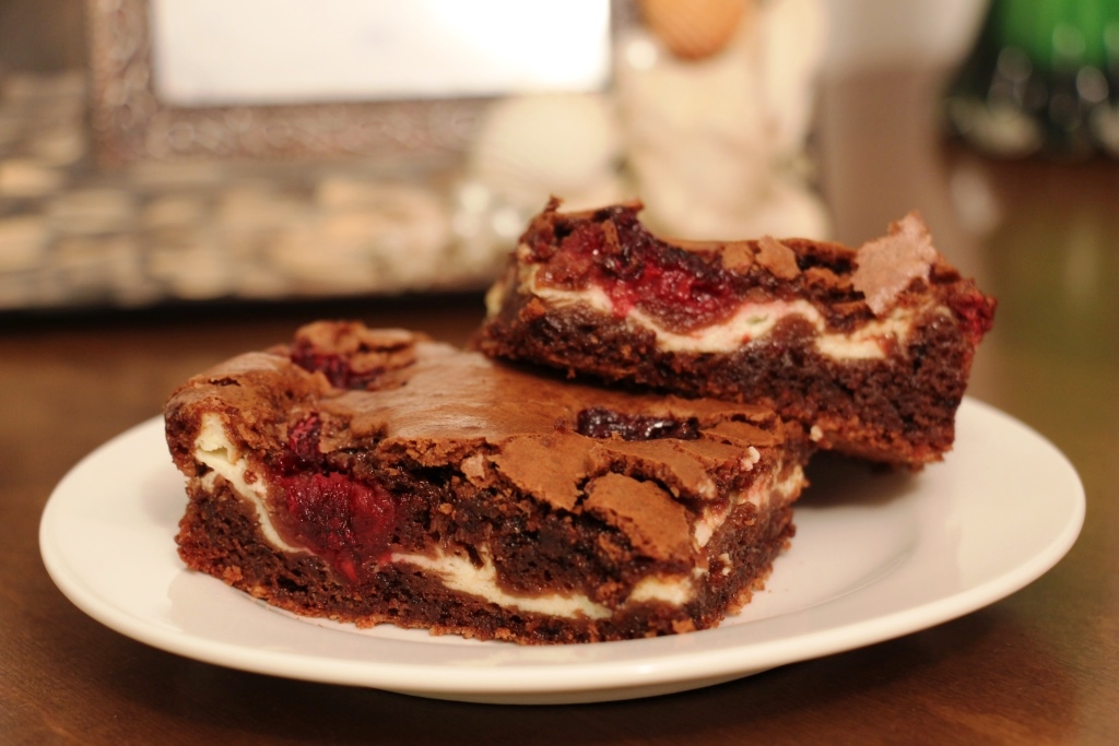 Брауни с мягким сыром и малиной