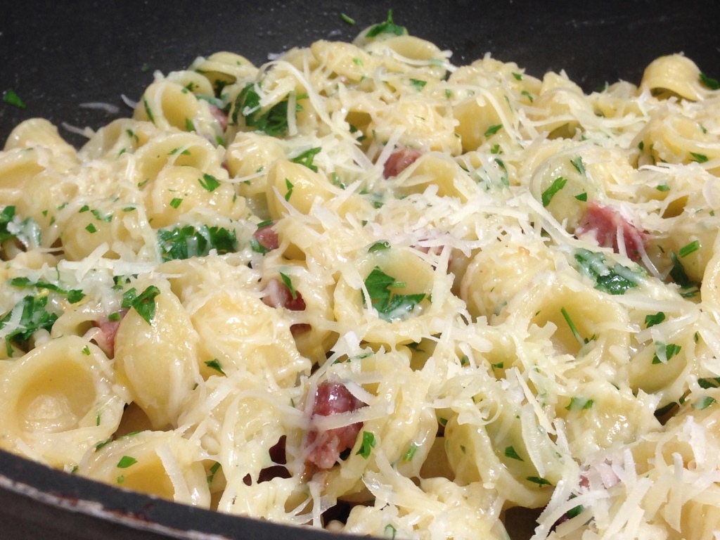 Орекьетте в лимонно-чесночном масле с салями