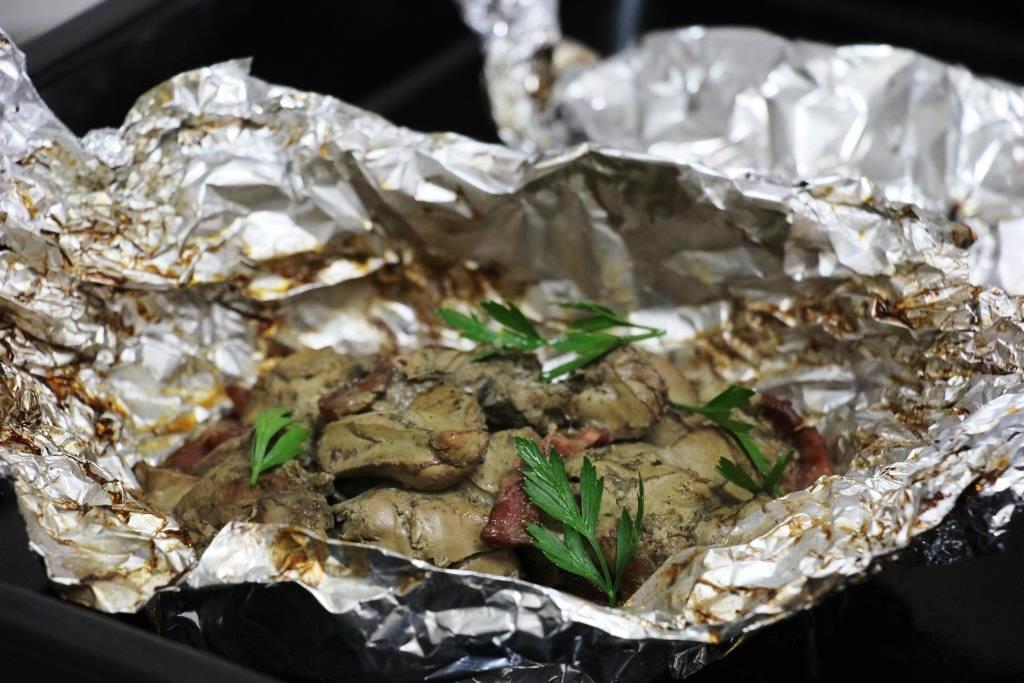 Запеченная куриная печень с колбасой