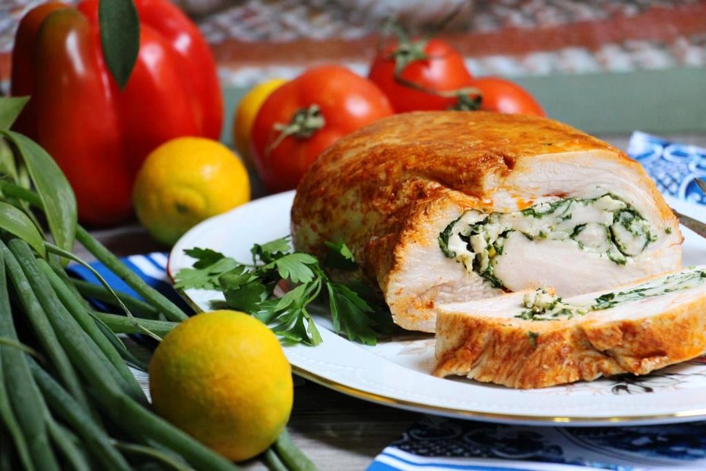 Запеченная индюшиная грудка, фаршированная петрушкой и чесноком