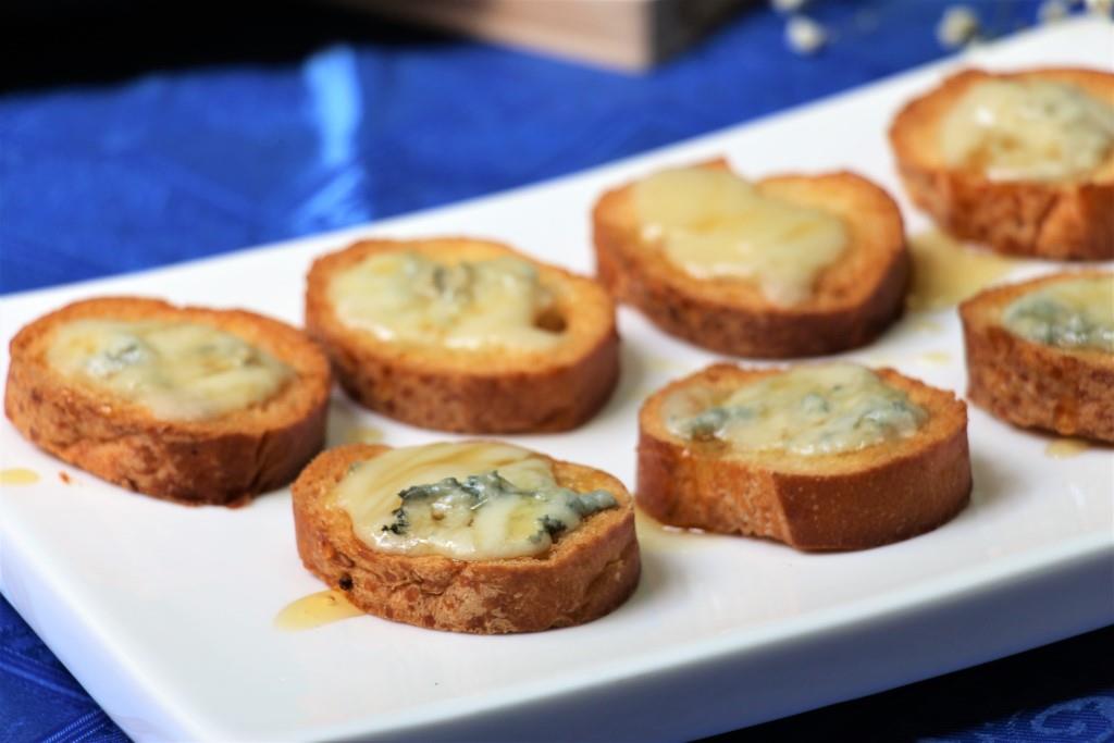 Брускетта с сыром горгонзола и медом