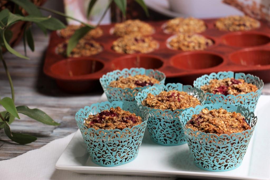 Бананово-овсяные маффины с малиной