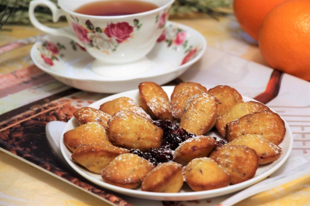 Апельсиновое печенье “Мадлен” с вяленой клюквой