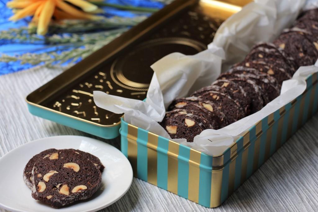 Шоколадное печенье с фундуком и солью