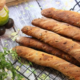 Хлебные палочки с оливками и сыром