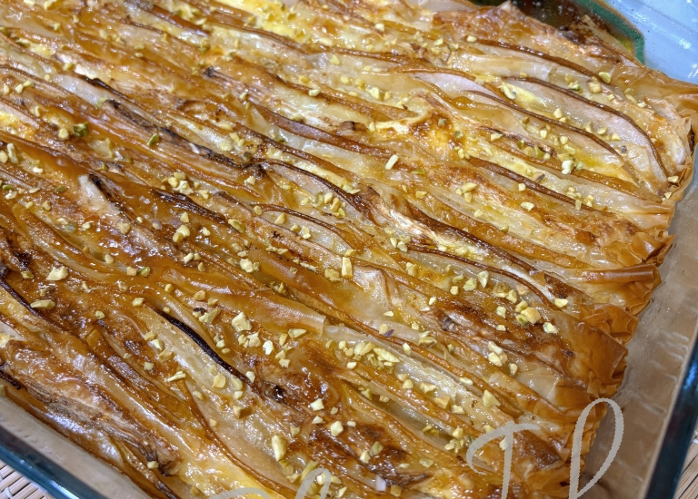 Пирог из теста фило с грушей и сыром бри