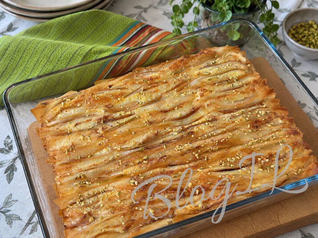 Пирог из теста фило с грушей и сыром бри