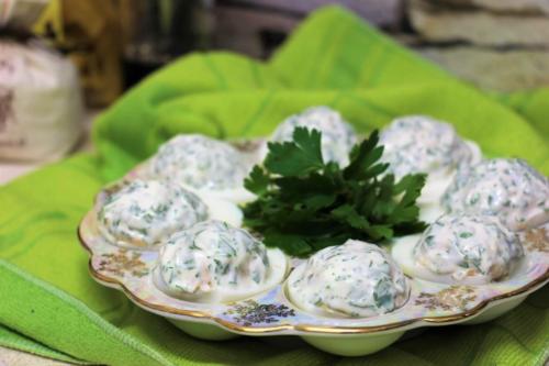 Фаршированные яйца с тунцом