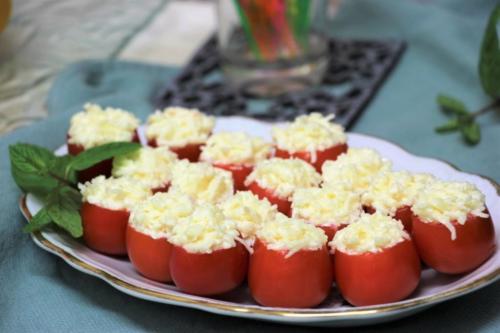 Помидоры черри с копченым сыром