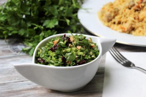 Зеленый салат с клюквой и орехами