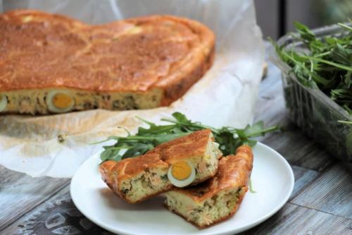 Заливной пирог с лососем и перепелиными яйцами