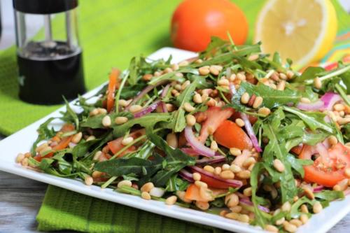 Салат с рукколой, помидорами и фасолью