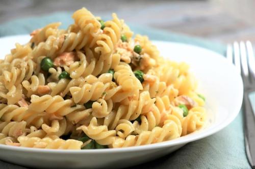 Фузилли с лососем и зеленым горошком