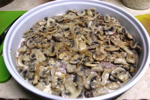 Язык под сливочным соусом с грибами