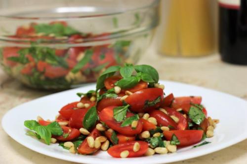 Летний салат с черри и кедровыми орехами