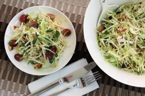 Салат из капусты, орехов и ростков
