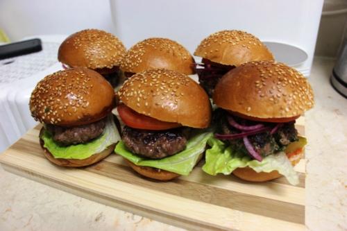 Гамбургеры с говядиной и маринованным луком