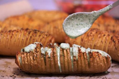 Картошка-гармошка с зеленым йогуртовым соусом