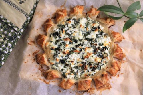 Пирог-солнце с мангольдом и сырами