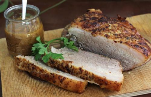 Запеченная свиная шея с луковым соусом