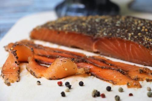 Соленый лосось с перцем
