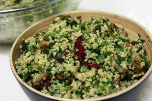 Теплый салат с киноа