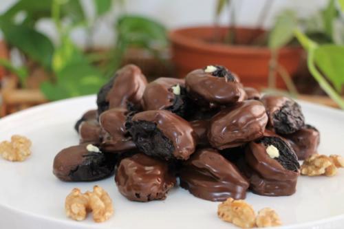 Чернослив с грецкими орехами в шоколаде