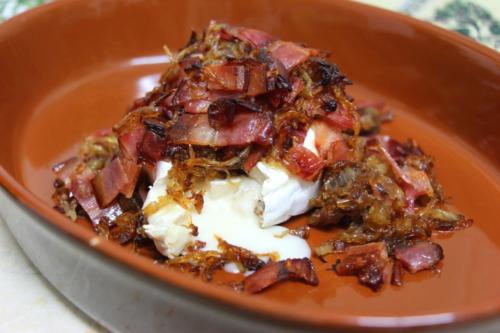 Бри с карамелизированным луком и беконом