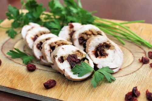 Куриные рулетики, фаршированные клюквой