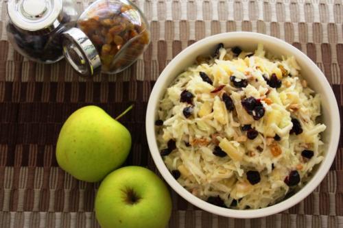 Салат "Вальдорф" с изюмом, клюквой и ананасом