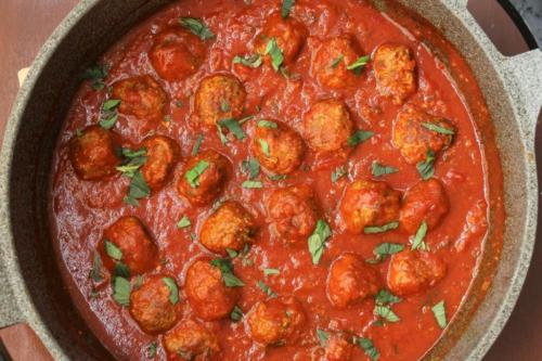 Классические говяжьи тефтельки в томатном соусе