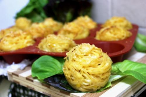 «Гнезда» из спагетти с тремя видами сыра