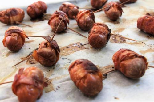 Мини сосиски в беконе