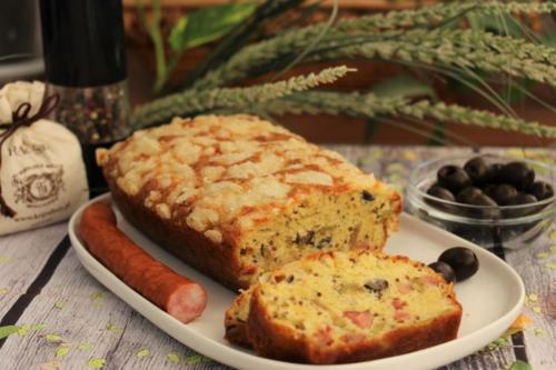 Закусочный кекс с колбасками и оливками