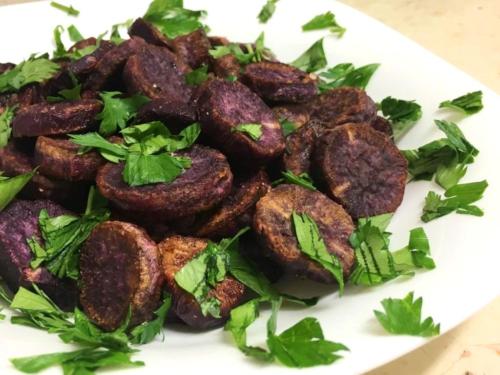 Фиолетовый батат, запеченный кружочками